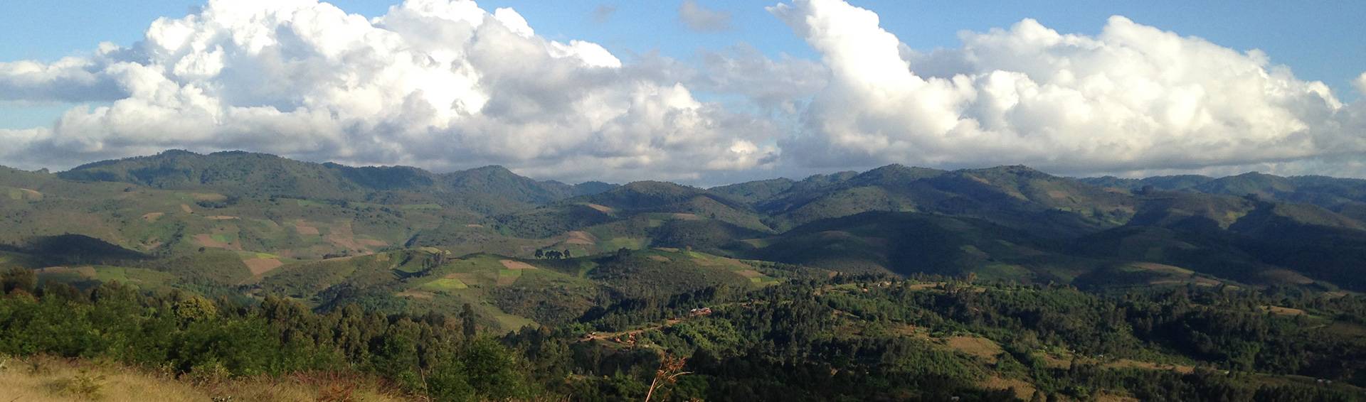 A view of the mountains and lanscape