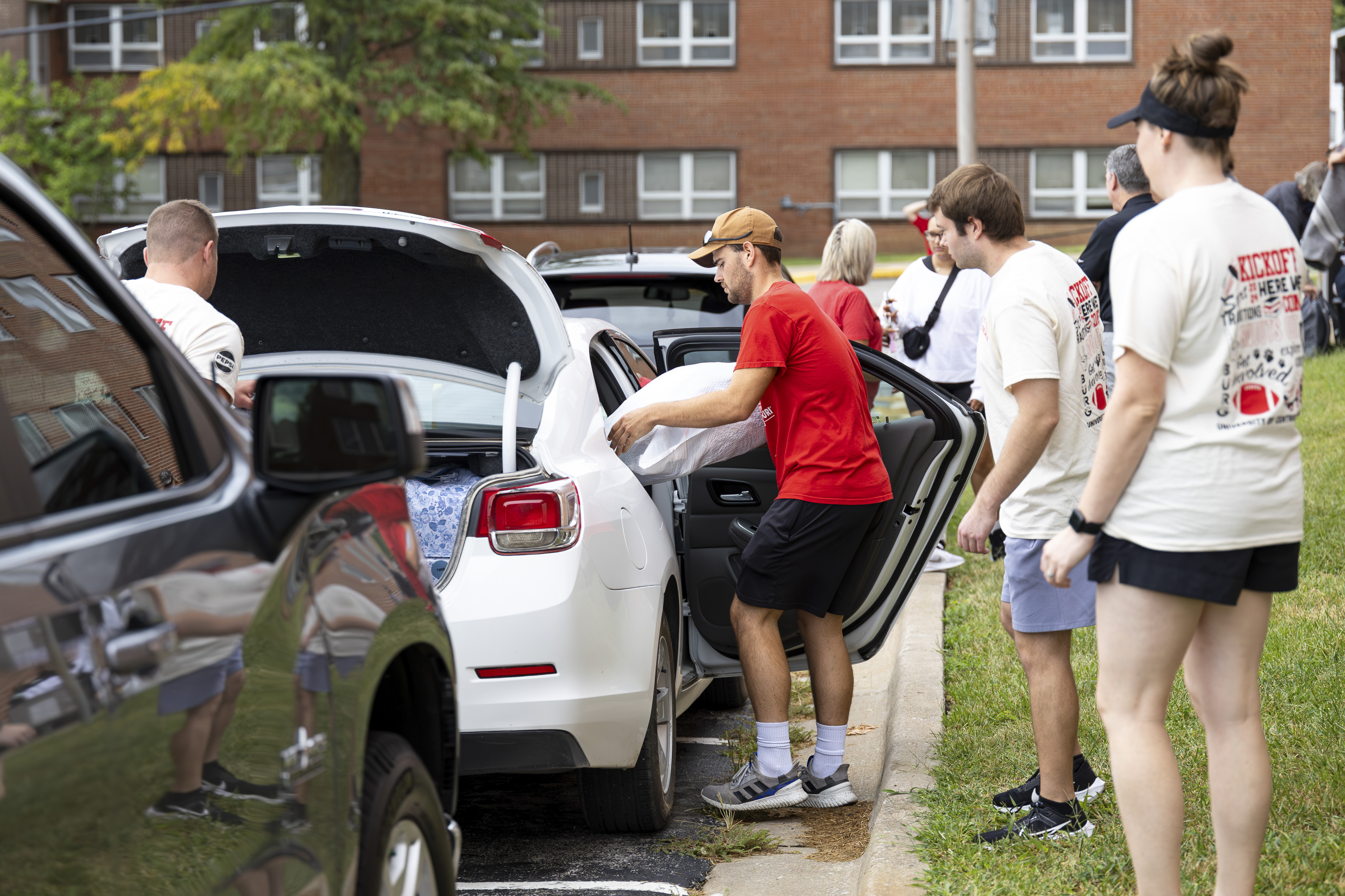 Volunteers assist with UCM move-in day