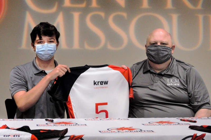 luke-krewson-holding-esports-jersey