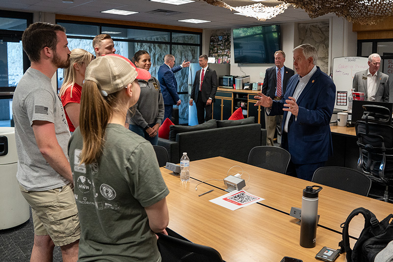 governor-at-military-veterans-success-center