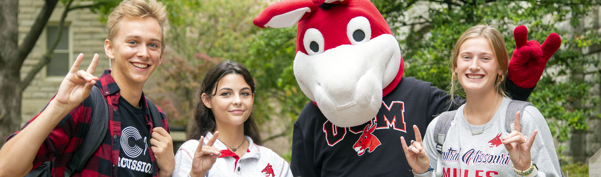 Students with Mo the Mule