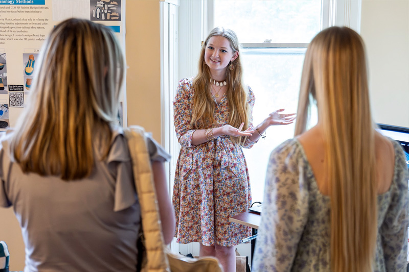 Honors student presenting honors project.